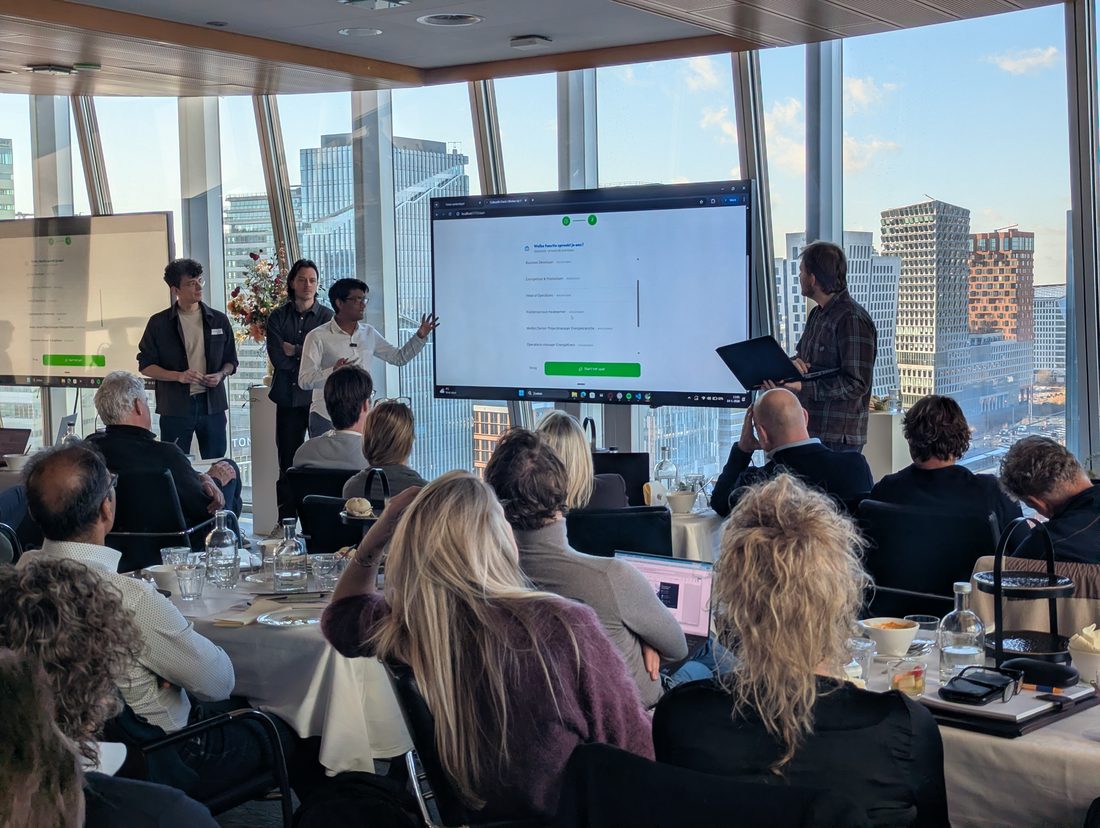 Fahim presenteert voor een zaal professionals in Amsterdam